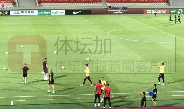 百家乐规则-【国足现场图】球场挂满五星红旗和标语显主场氛围