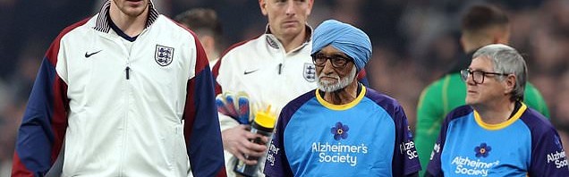 英格兰对阵威尔士比赛前，球员与阿尔兹海默症患者一同入场